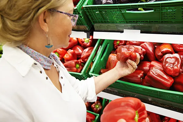 La qualité des produits sélectionnés / Une personne regarde la qualité des tomates choisies