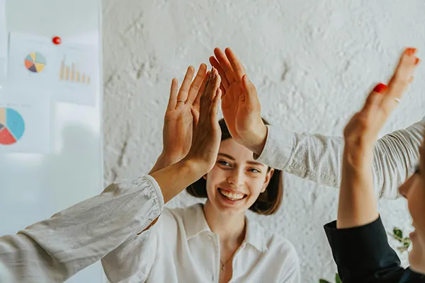 photo d'une équipe de collaborateur satisfait pour la cohésion d'équipe